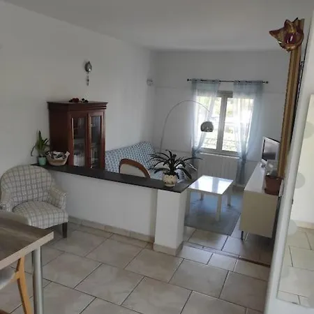 Joli Avec Cour Prive A 5 Minutes A Pied De La Appartement *