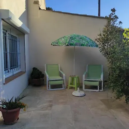 Joli Avec Cour Prive A 5 Minutes A Pied De La Appartement *